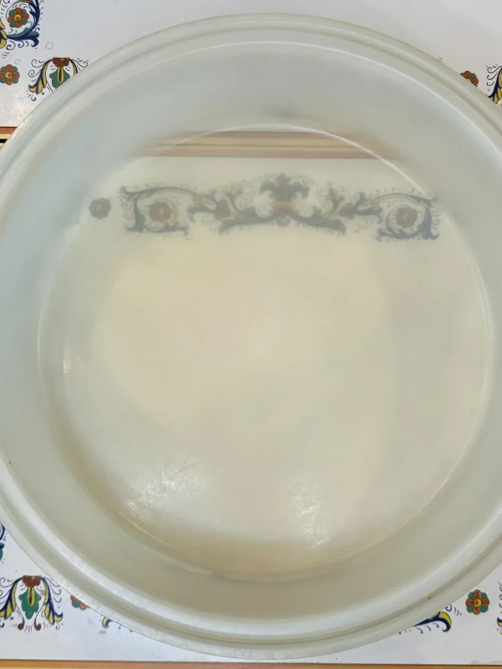 vintage Tupperware round cake and pie carrier in Harvest Gold